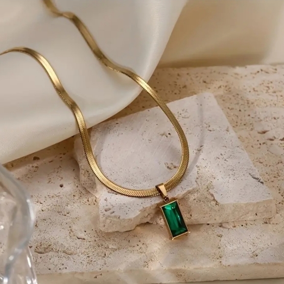 Jewelry - Rectangle Emerald Golden Necklace